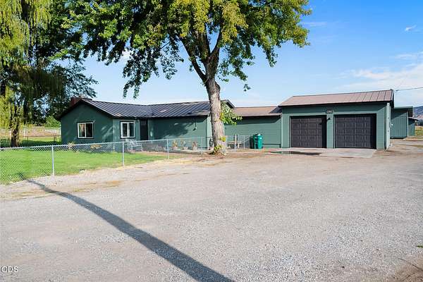 16.5 Acres of Land with Home for Sale in Klamath Falls, Oregon