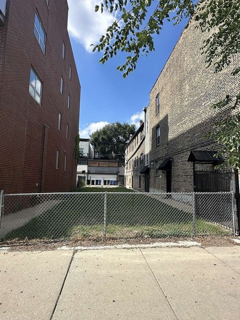 0.06 Acres of Commercial Land for Sale in Chicago, Illinois