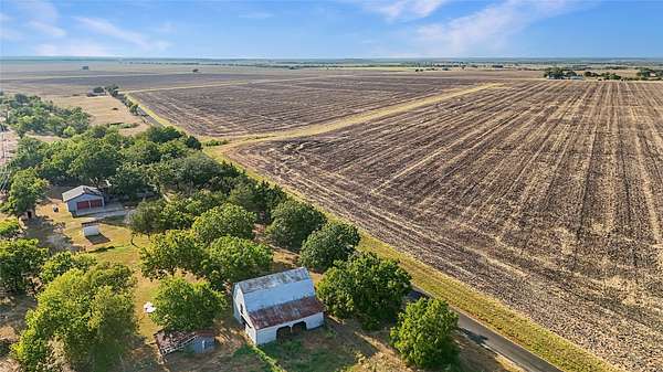 18.5 Acres of Land with Home for Sale in Italy, Texas