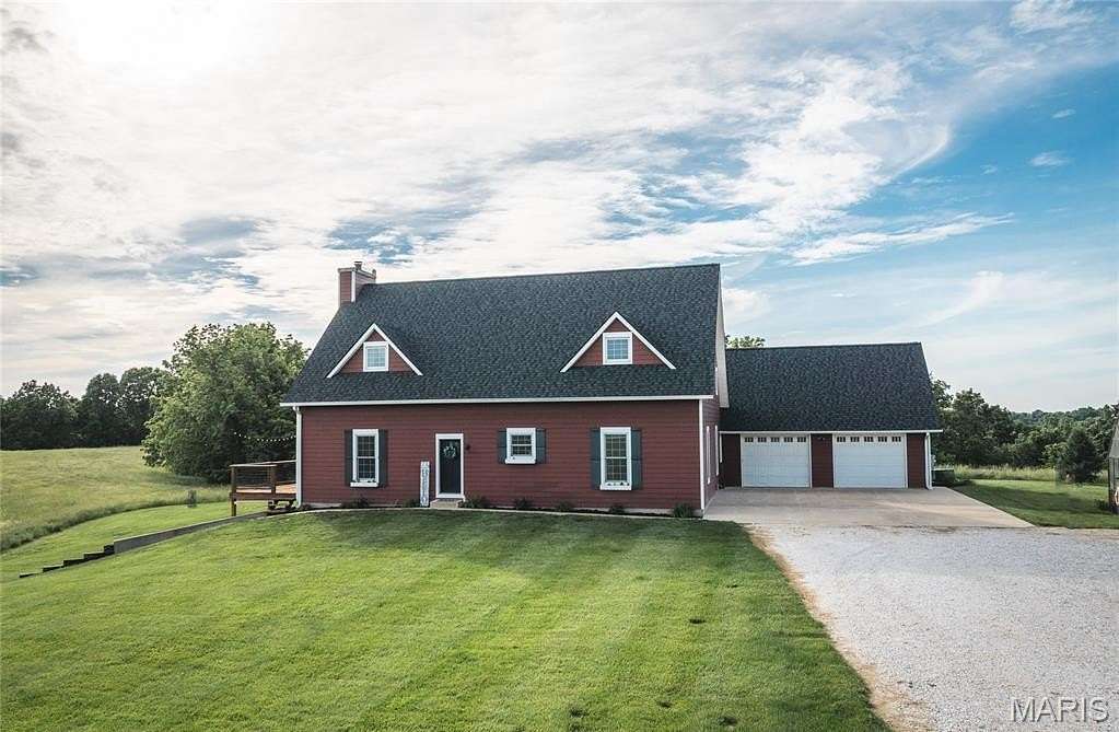 20 Acres of Land with Home for Sale in Hardin, Illinois