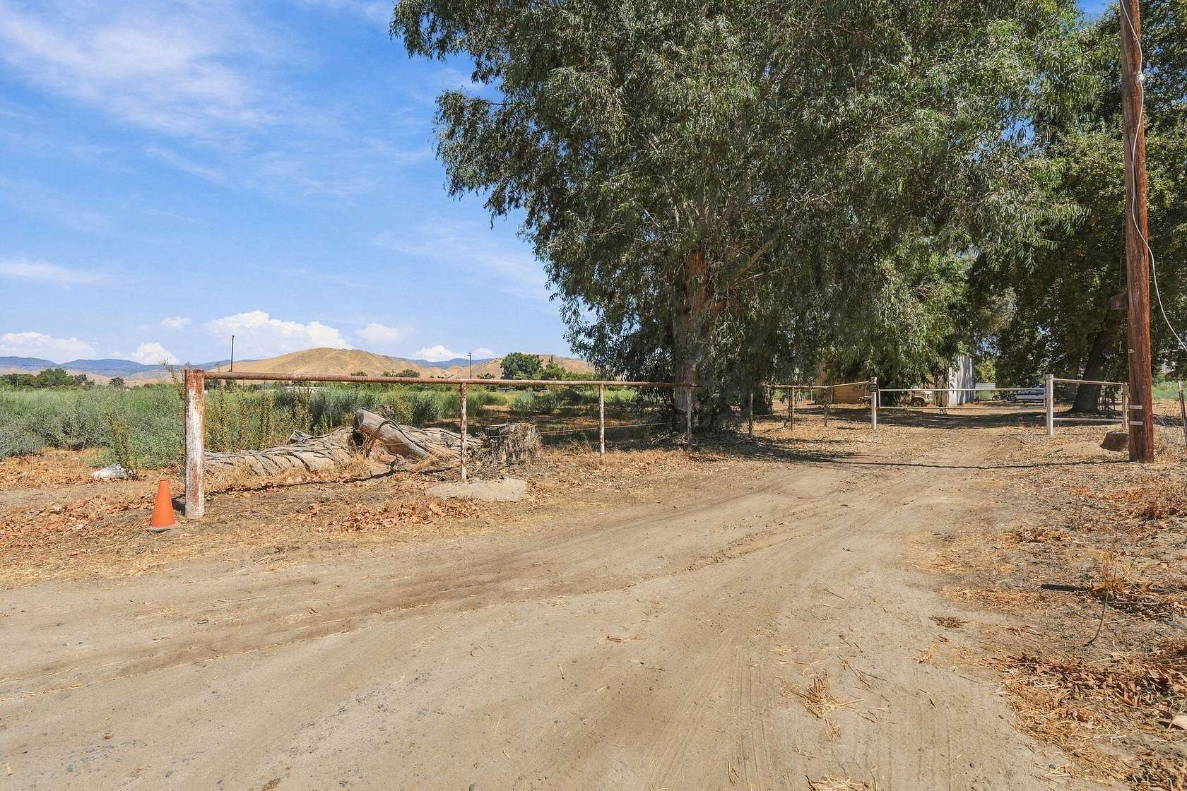 5 Acres of Residential Land for Sale in Woodlake, California