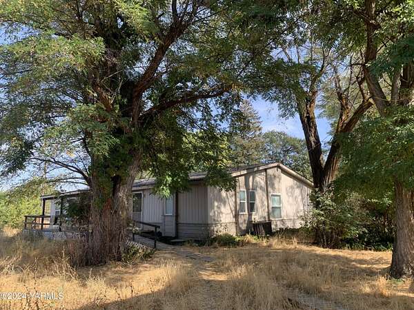 15 Acres of Land with Home for Sale in Yakima, Washington