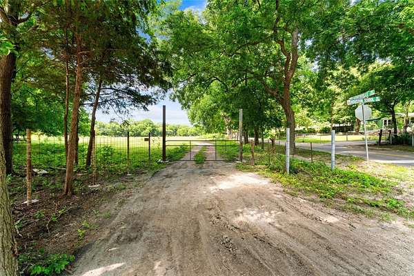 10 Acres of Residential Land for Sale in Lancaster, Texas