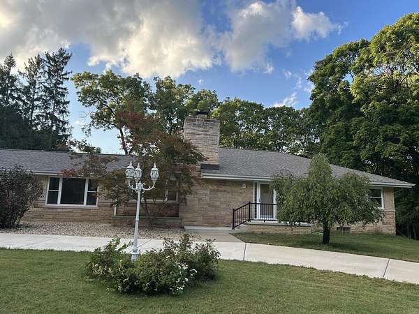1.5 Acres of Land with Home for Sale in Peoria, Illinois