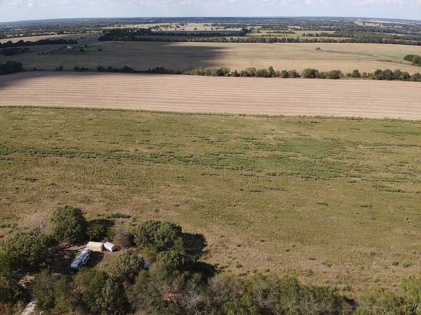 10 Acres of Land for Sale in Clarksville, Texas