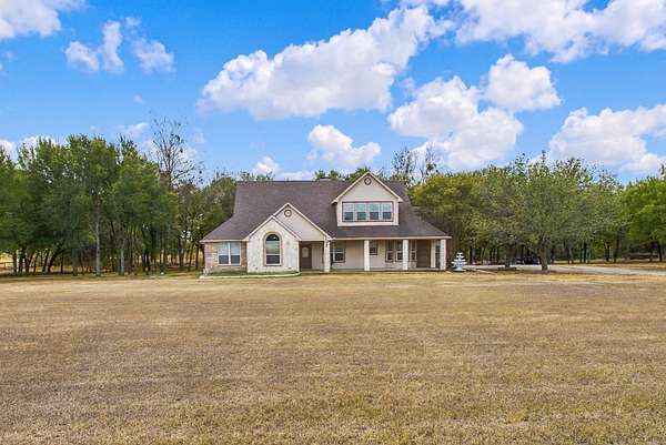 5.14 Acres of Land with Home for Lease in Royse City, Texas