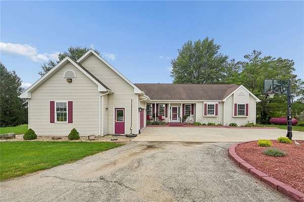5 Acres of Land with Home for Sale in Anamosa, Iowa