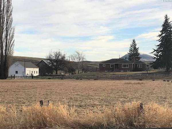 7 Acres of Land with Home for Sale in Oakesdale, Washington