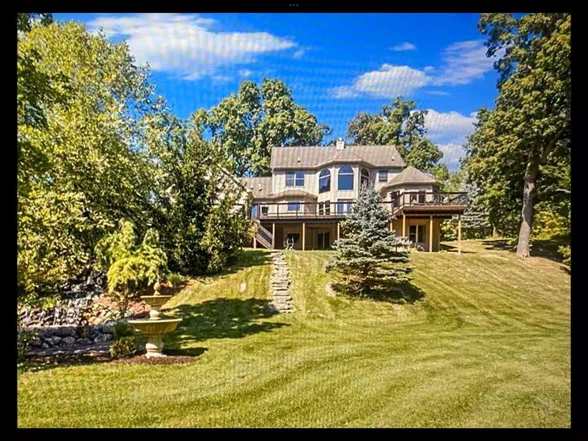 2.5 Acres of Land with Home for Lease in Howell, Michigan