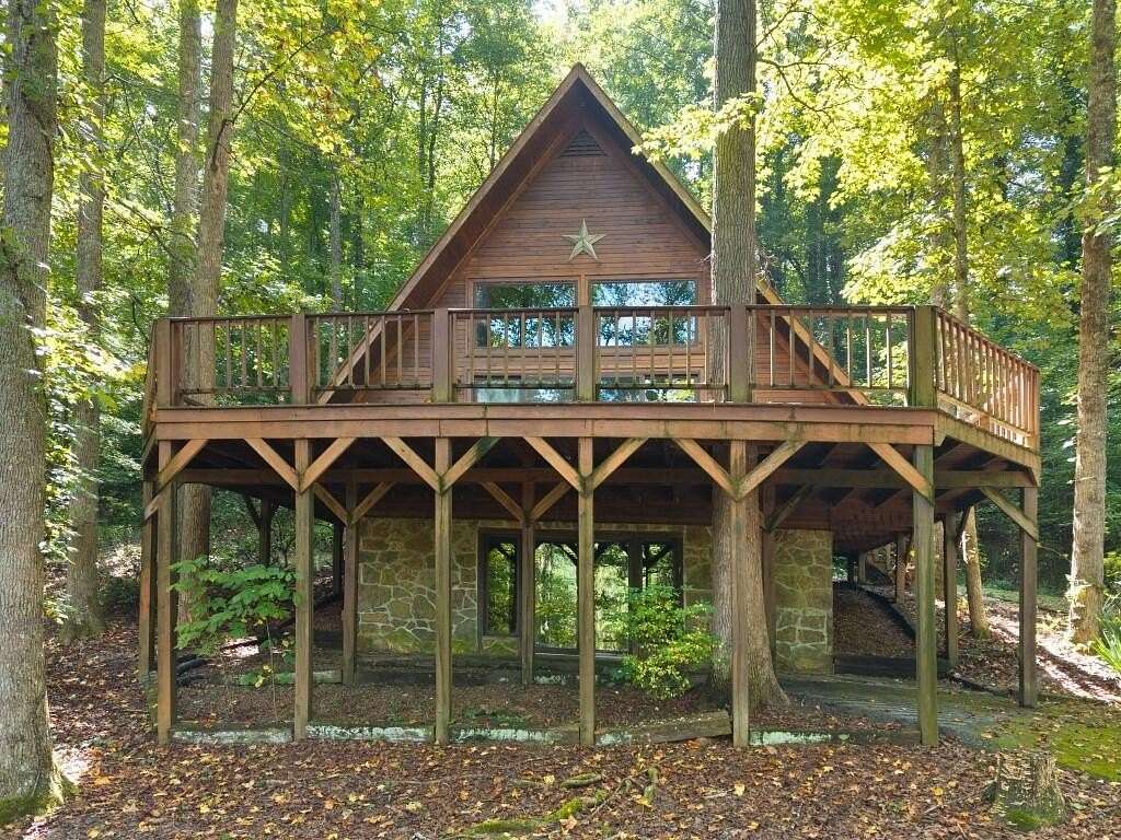 1.7 Acres of Land with Home for Sale in Middlesboro, Kentucky