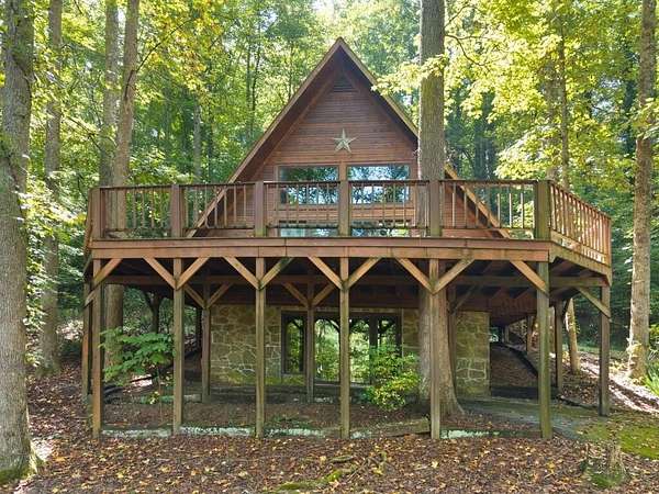 1.7 Acres of Land with Home for Sale in Middlesboro, Kentucky