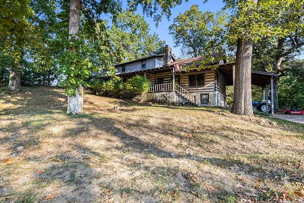 18.8 Acres of Land with Home for Sale in Springfield, Tennessee