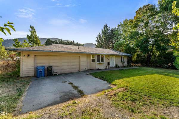 2 Acres of Land with Home for Sale in Grants Pass, Oregon