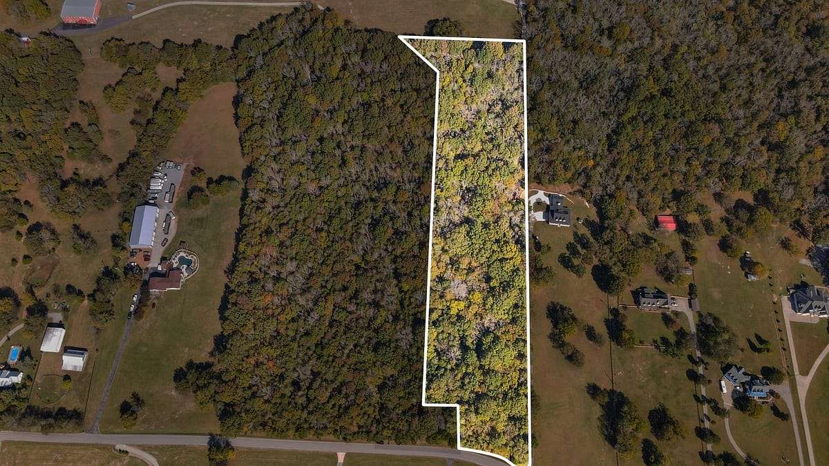 9 Acres of Residential Land for Sale in Arrington, Tennessee