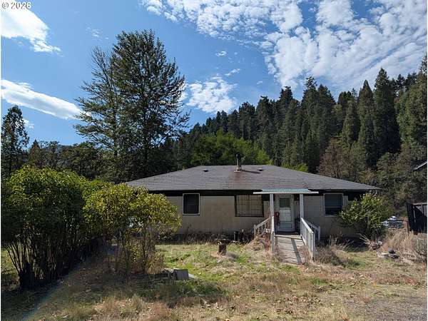 10.2 Acres of Recreational Land with Home for Sale in Oakridge, Oregon