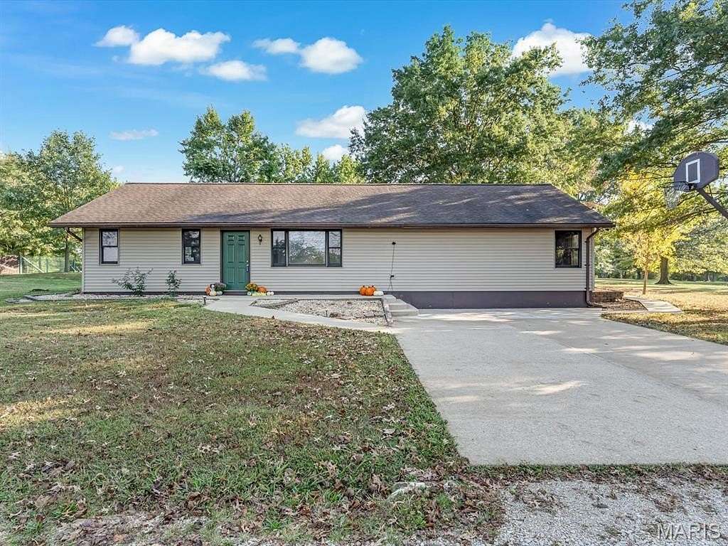 10 Acres of Land with Home for Sale in Waterloo, Illinois