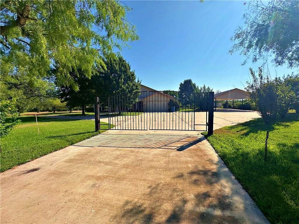 5 Acres of Land with Home for Sale in Charlotte, Texas