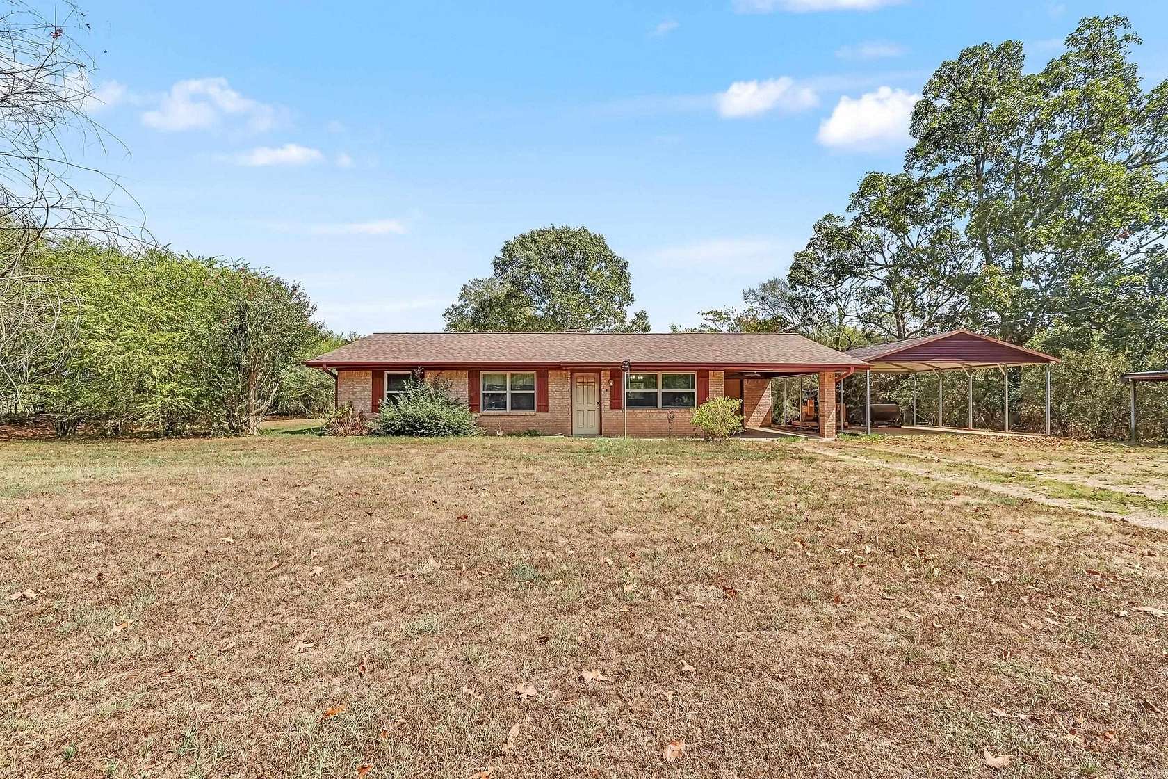 1.5 Acres of Land with Home for Sale in De Queen, Arkansas
