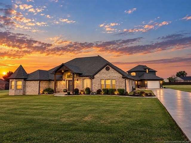1.5 Acres of Land with Home for Sale in Sallisaw, Oklahoma