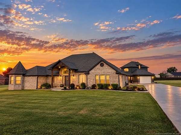 1.5 Acres of Land with Home for Sale in Sallisaw, Oklahoma