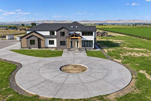 9.64 Acres of Land with Home for Sale in Sunnyside, Washington