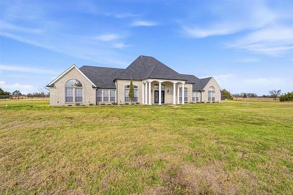 6.1 Acres of Land with Home for Lease in Kemp, Texas