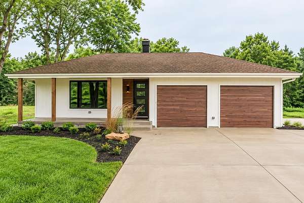2.77 Acres of Land with Home for Sale in Sioux City, Iowa