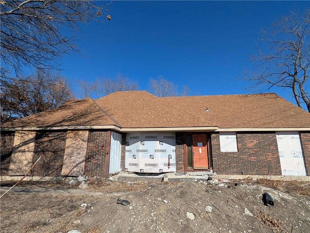 1.67 Acres of Land with Home for Sale in Overland Park, Kansas