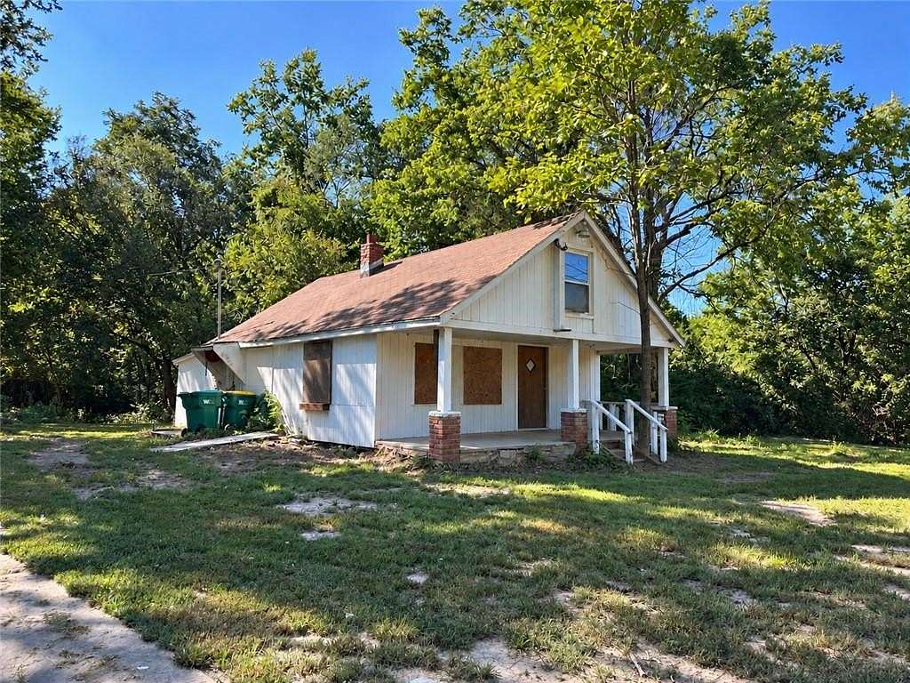 6.13 Acres of Land with Home for Auction in Bonner Springs, Kansas