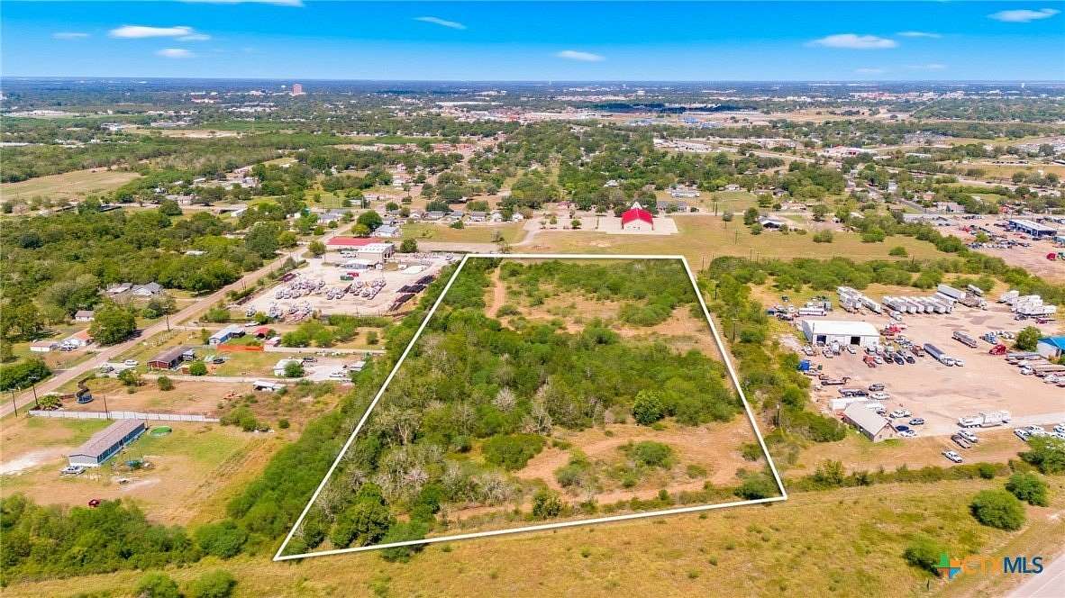 10 Acres of Land for Sale in Victoria, Texas