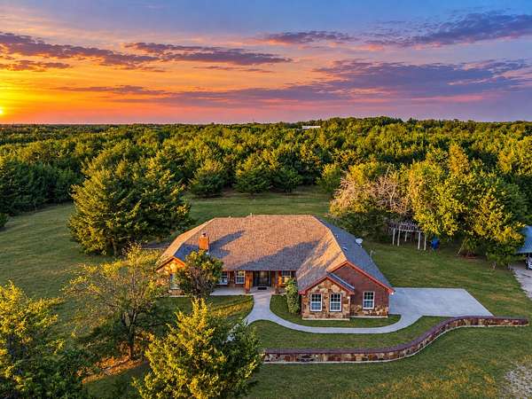 19 Acres of Recreational Land with Home for Sale in Whitewright, Texas