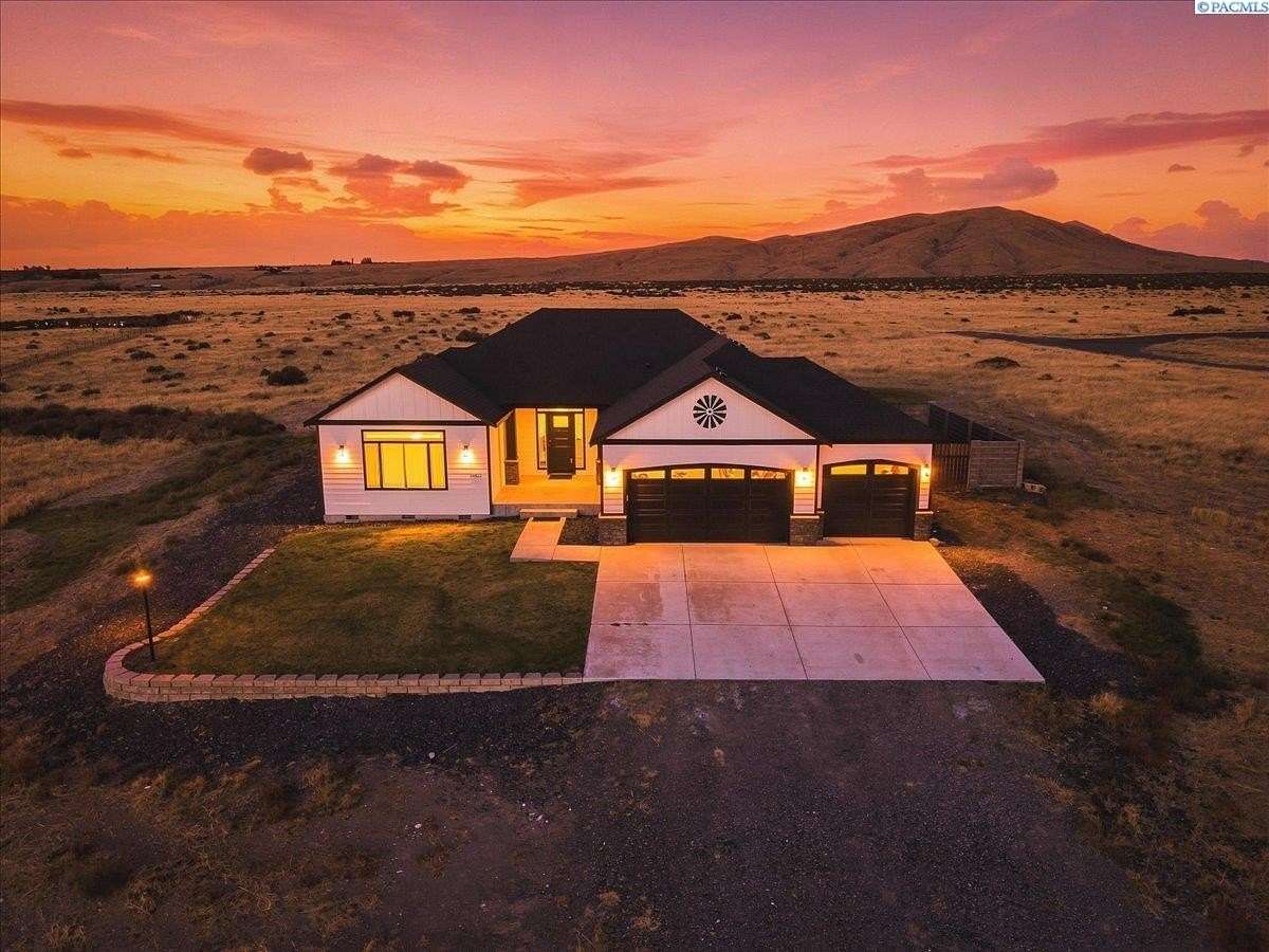 5 Acres of Land with Home for Sale in Benton City, Washington