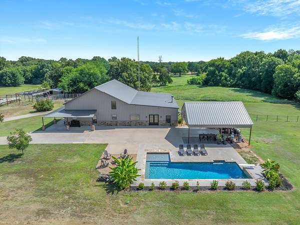 26 Acres of Land with Home for Sale in Edgewood, Texas