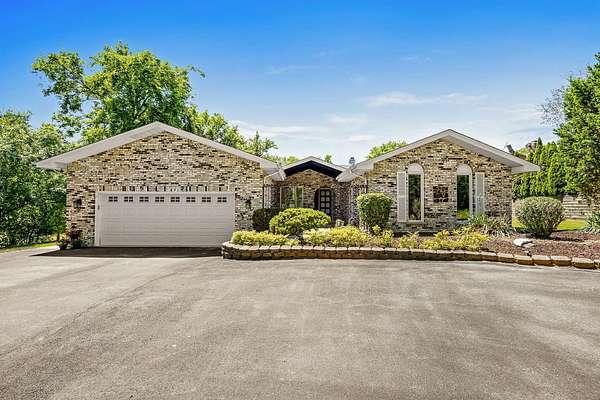 1.53 Acres of Land with Home for Sale in Burr Ridge, Illinois