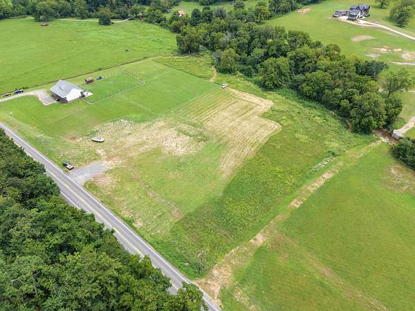 8.29 Acres of Land with Home for Sale in Hendersonville, Tennessee