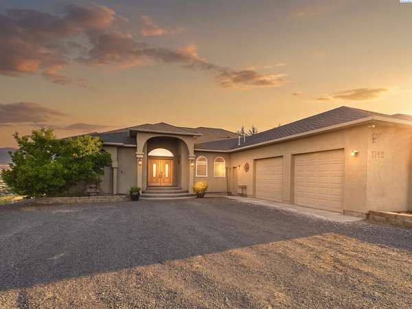 8.34 Acres of Land with Home for Sale in Yakima, Washington