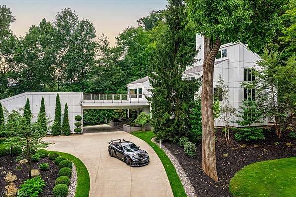 3.1 Acres of Land with Home for Sale in Moreland Hills, Ohio