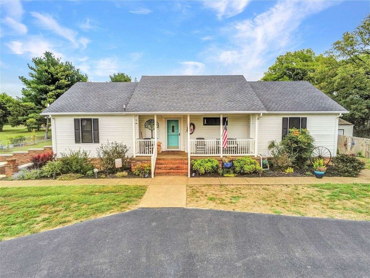 1.64 Acres of Land with Home for Sale in Bowling Green, Kentucky