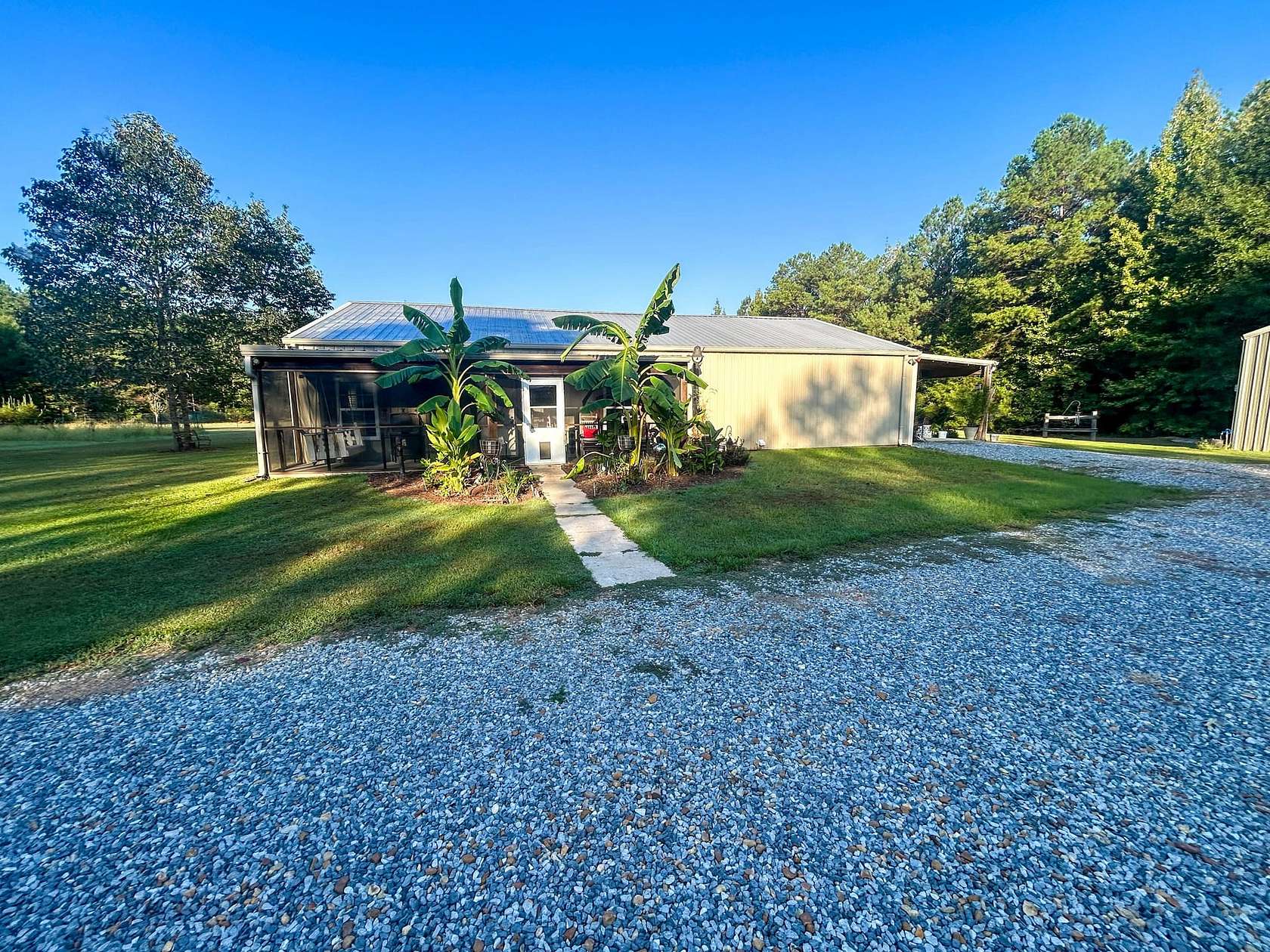 100 Acres of Land with Home for Sale in Aberdeen, Mississippi