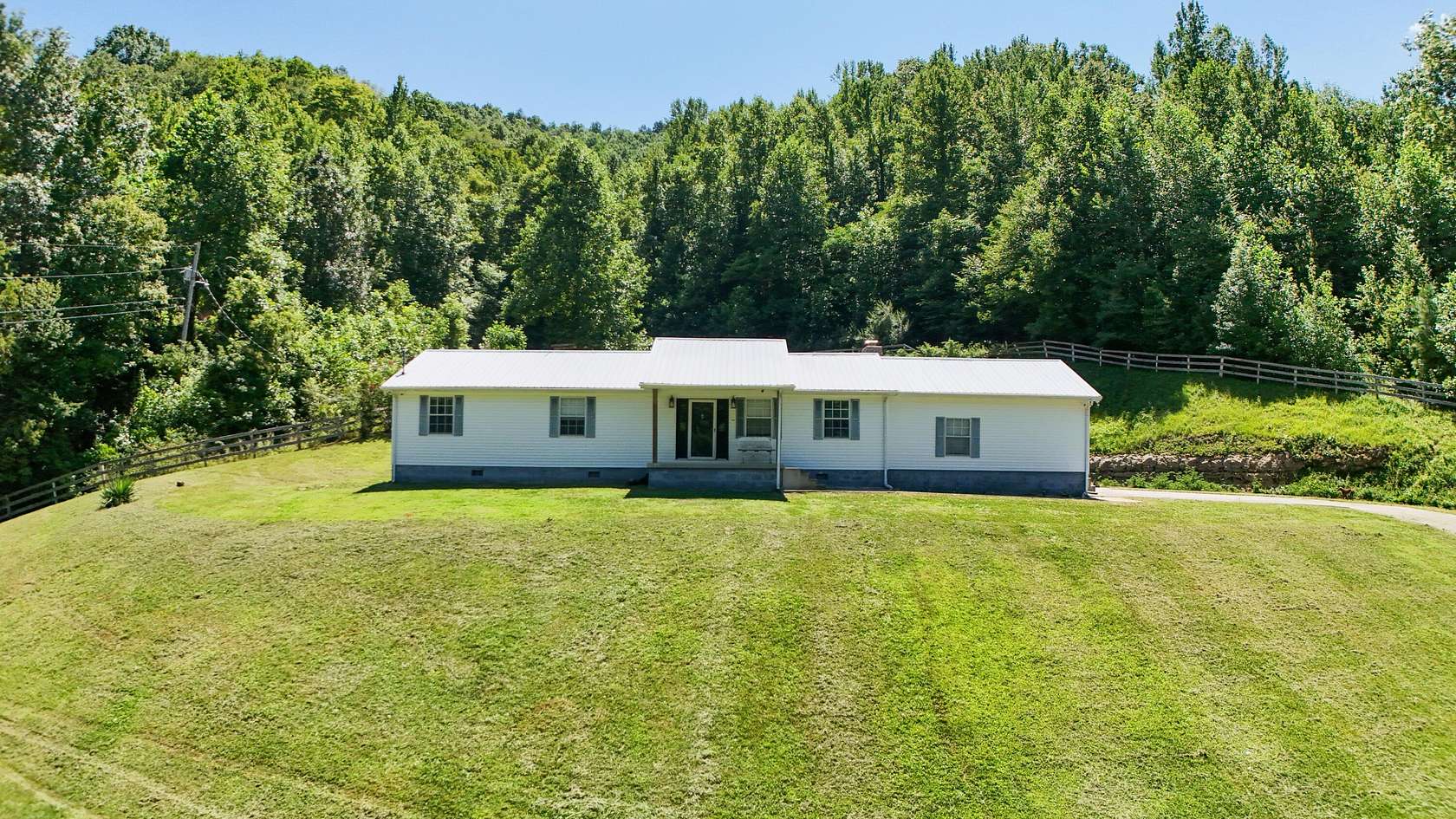 28 Acres of Land with Home for Sale in Flat Lick, Kentucky