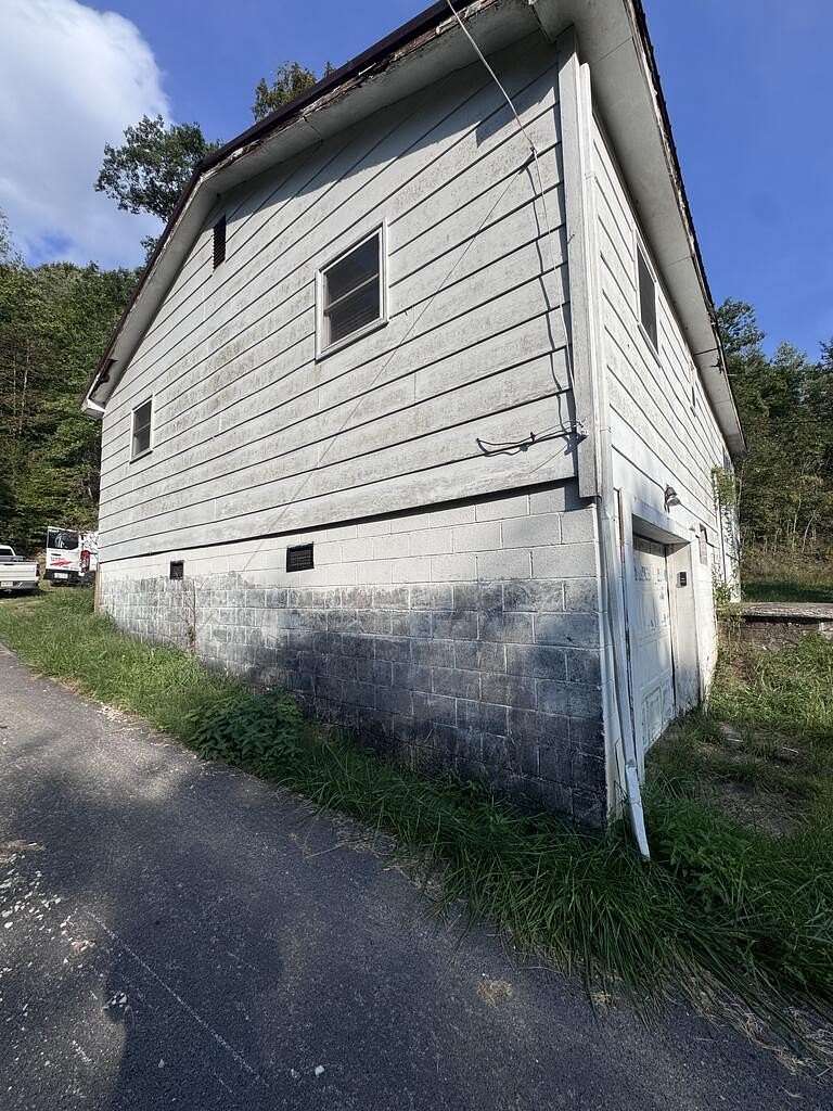 8 Acres of Land with Home for Sale in Flatgap, Kentucky