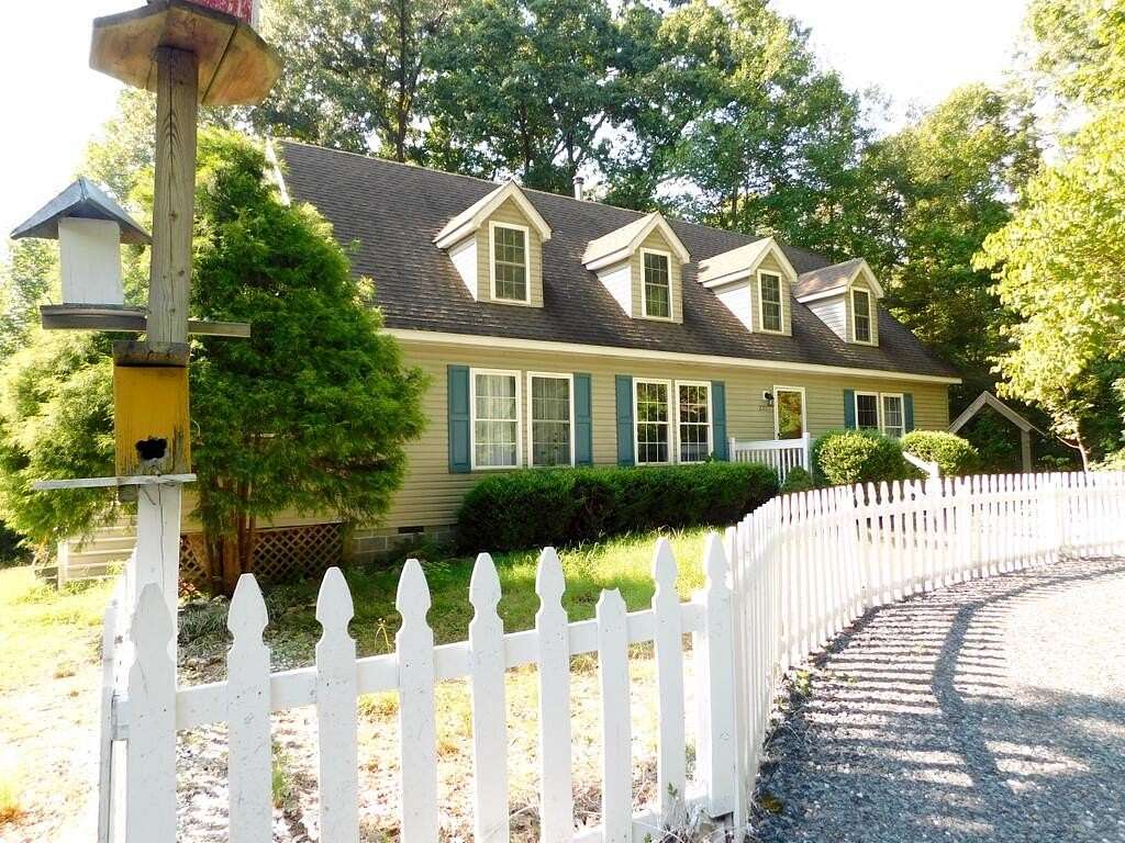 14.8 Acres of Recreational Land with Home for Sale in Farmville, Virginia
