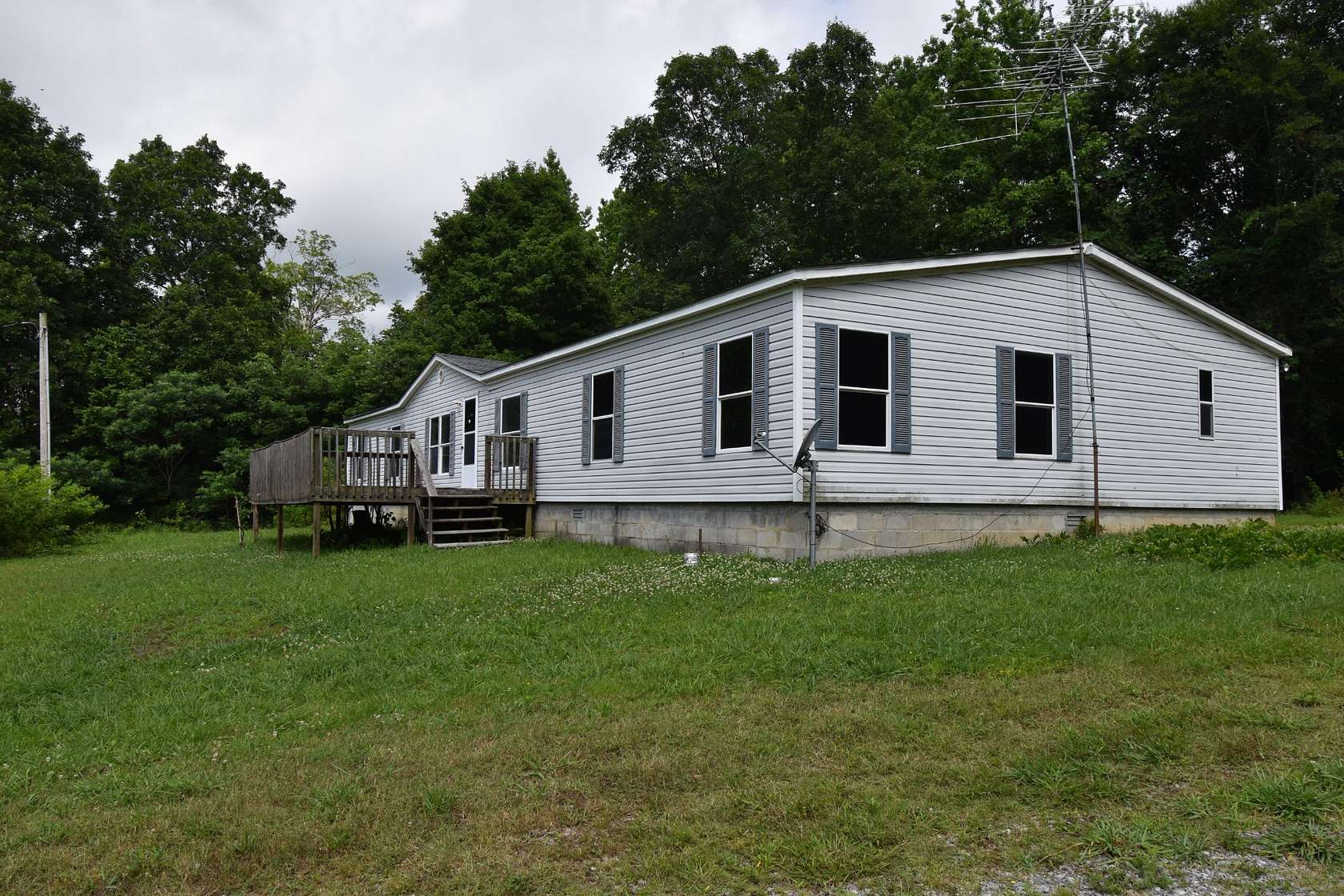 6 Acres of Land with Home for Lease in Palmyra, Tennessee