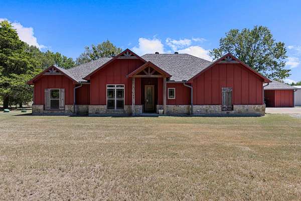 52 Acres of Land with Home for Sale in Marshall, Texas