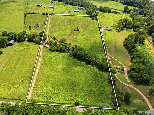 11.8 Acres of Land for Sale in Westmoreland, Tennessee