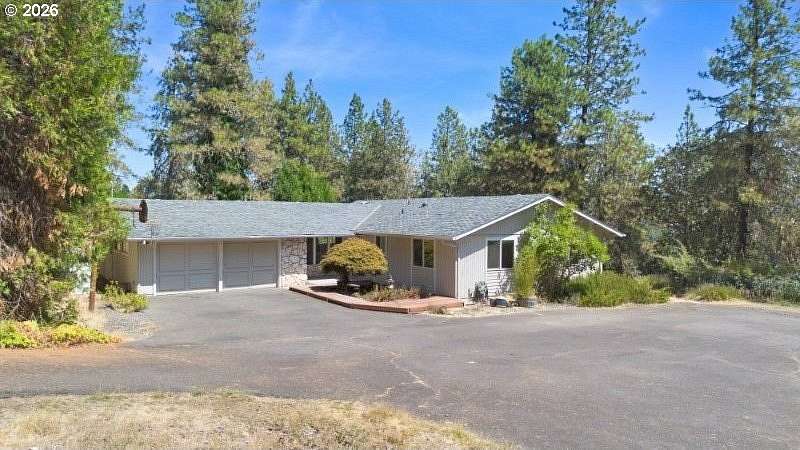 2.57 Acres of Land with Home for Sale in Roseburg, Oregon