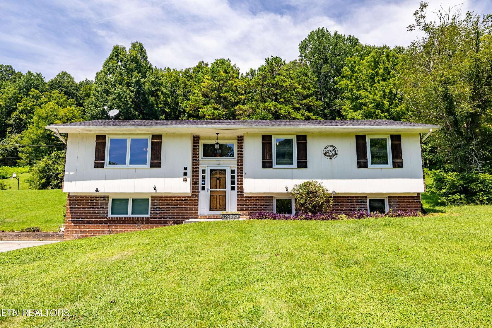 1.5 Acres of Land with Home for Sale in Maynardville, Tennessee