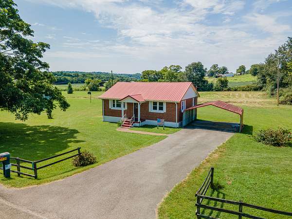 1.52 Acres of Land with Home for Sale in Columbia, Tennessee