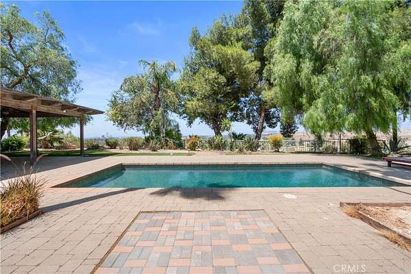 2.25 Acres of Land with Home for Lease in Shadow Hills, California