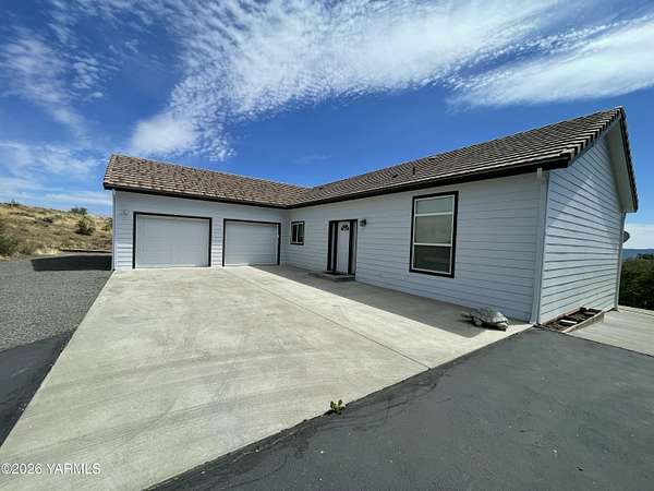 2.17 Acres of Land with Home for Sale in Yakima, Washington